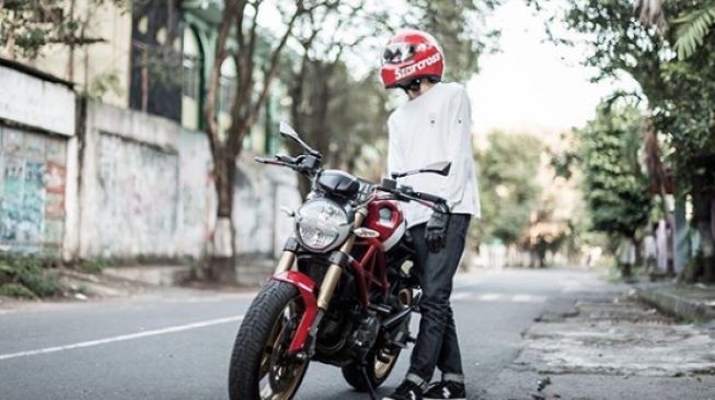 Siap riding dengan moge Ducati berkelir merah (Instagram-dr.tirta)