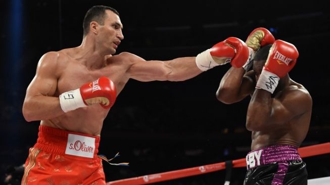 Mantan juara dunia kelas berat asal Ukraina, Wladimir Klitschko (kiri), melontarkan pukulan jab ke arah penantangnya, Bryant Jennings, dalam duel tinju dunia di Madison Square Garden, New York, AS, Sabtu (26/4/2015). [AFP/Timothy A. Clary]