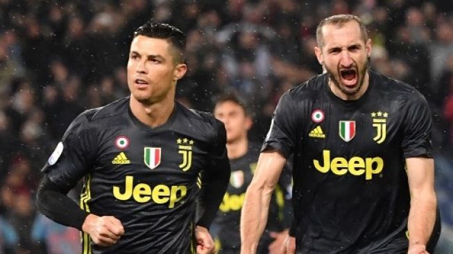 Bintang Juventus Cristiano Ronaldo (kiri) merayakan golnya dengan Giorgio Chiellini saat menghadapi Lazio. Andreas SOLARO / AFP