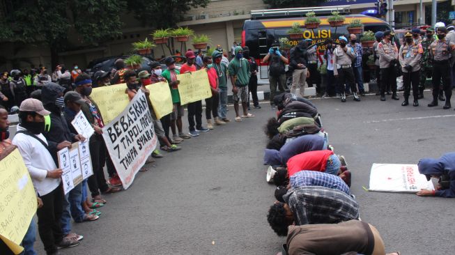 Mahasiswa Papua Demonstrasi saat Wabah Corona, Polisi Disemprot Disinfektan