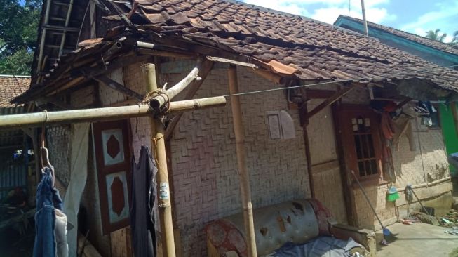 Suami Istri Miskin Besarkan 4 Anak di Rumah Bambu, Bisa Ambruk Ditiup Angin