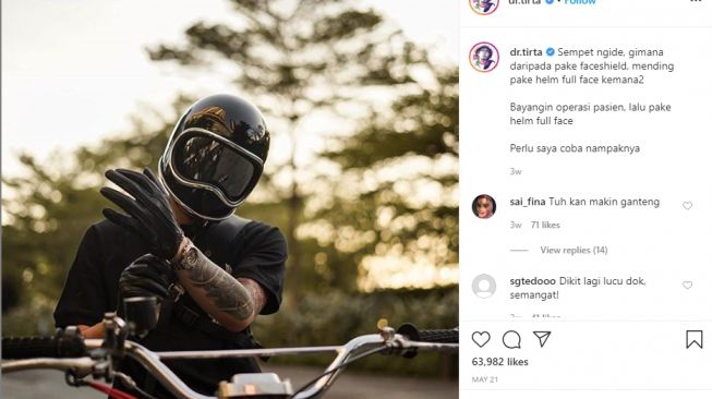 Kece juga nih helm yang dipakainya (Instagram-dr.tirta)