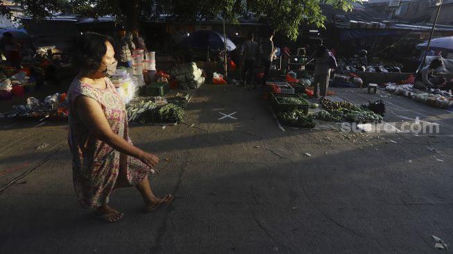 Aktivitas perdagangan di Pasar Perumnas Klender, Jakarta, Selasa (16/6). [Suara.com/Angga Budhiyanto]
