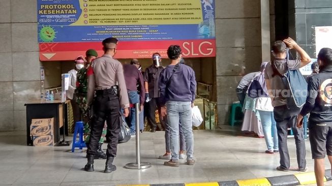 Dijaga Tentara, Begini Pemeriksaaan Pengunjung di Pasar Tanah Abang