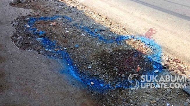 Geger! Warga Cisaat Temukan Mayat Pria Bersimbah Darah di Pinggir Jalan