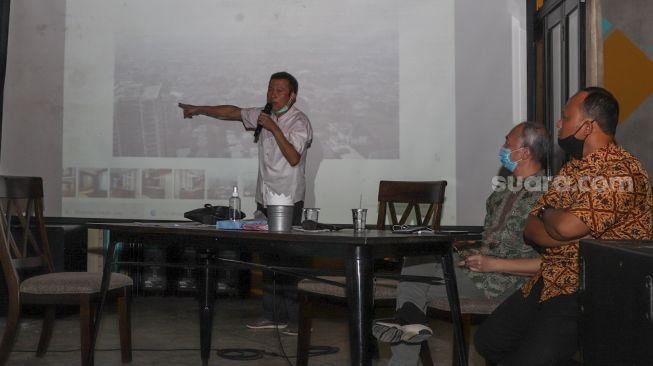 Presiden Komisaris PT. Harmas Jalesveva Karna Brata Lesmana memberikan penjelasan saat konferensi pers  di Jakarta Pusat, Selasa (16/6). [Suara.com/Alfian Winanto]