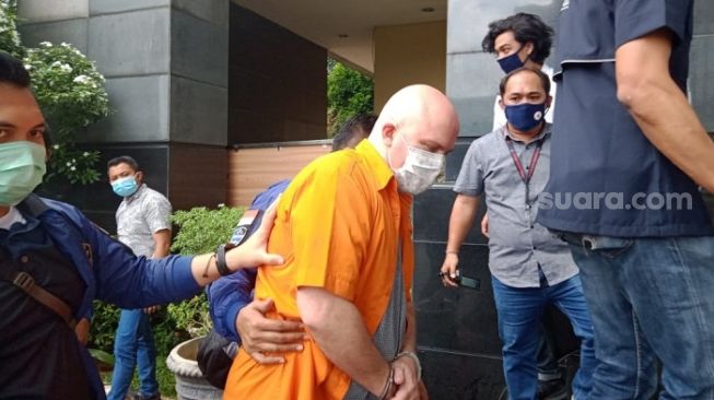 Russ Albert Medlin, buronan FBI yang ditangkap Polda Metro Jaya. (Suara.com/M Yasir).