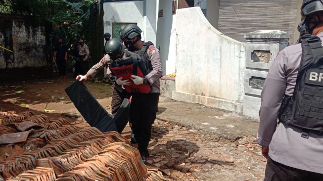 Bom Sepanjang 30 cm Bersarang di Rumah Tua di Serang Banten