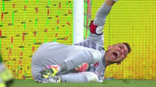 Mengerikan, Begini Video Detik-detik Cedera Patah Kaki Fernando Muslera