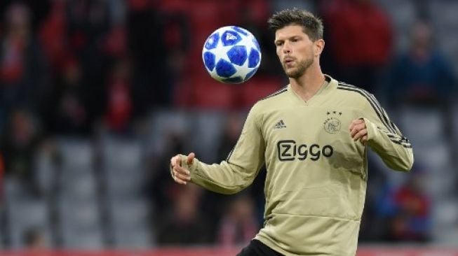 Striker Ajax Klaas Jan Huntelaar melakukan pemanasan sebelum menghadapi Bayern Munich di Liga Champions. Christof STACHE / AFP