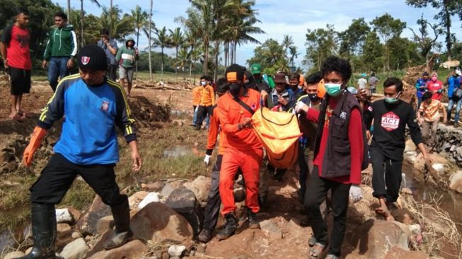 Tim SAR gabungan dibantu warga mengangkat kantung jenazah korban tanah longsor yang terjadi di Desa Rumbia, Kabupaten Jeneponto, Sulawesi Selatan, Selasa (16/6/2020). [ANTARA FOTO]