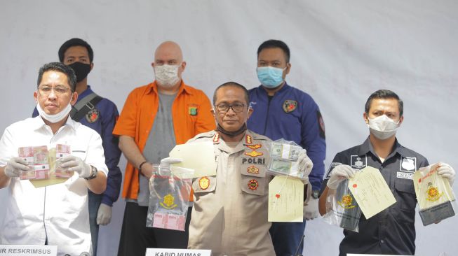 Kabid Humas Polda Metro Jaya Kombes Pol Yusri Yunus (tengah) didampingi Dirkrimsus Polda Metro Jaya Kombes Pol Roma Hutajulu (kiri) dan Jajarannya menunjukkan barang bukti kepada wartawan terkait ungkap kasus Buronan Biro Federasi Investigasi Federal Amerika Serikat (FBI) di Polda Metro Jaya, Jakarta, Selasa (16/6/2020). [ANTARA FOTO/Reno Esnir]