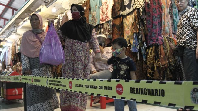 Sejumlah warga bebelanja di Pasar Beringharjo, DI Yogyakarta, Selasa (16/6/2020).   [ANTARA FOTO/Hendra Nurdiyansyah]