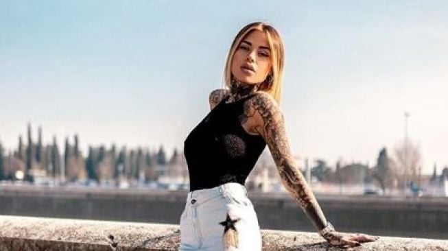 5 Potret Seksi Zoe Cristofoli, Model Bertato yang Kencani Bek AC Milan Theo Hernandez