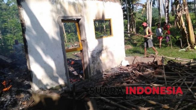 Pagi-pagi Ngerumpi sama Tetangga, Rumah Si Janda Ludes Terbakar