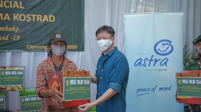 CEO Asuransi Astra, Rudy Chen (kanan) saat memberikan paket sembako kepada perwakilan warga yang hadir [Asuransi Astra].