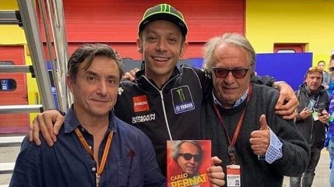 Pebalap veteran MotoGP Valentino Rossi (tengah) dan pengamat MotoGP Carlo Pernat (kanan). [Instagram@carlo_pernat_official]