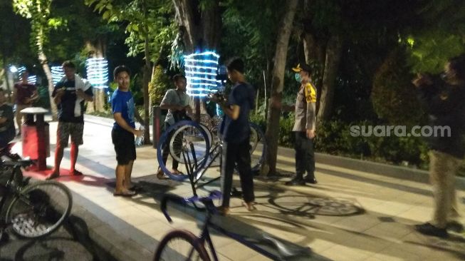 Tak Cuma Jakarta, Fenomena Bersepeda Malam Hari Juga Marak di Surabaya