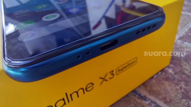 Dimensi realme X3 SuperZoom tampak samping dengan siluet style colour  [Suara.com/Tivan Rahmat]