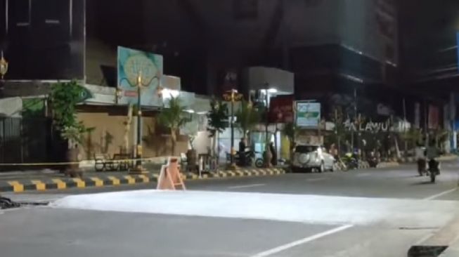Viral 'Polisi Tidur' Ukuran Raksasa di Jalan Raya, Sesuai Peraturan Kah?