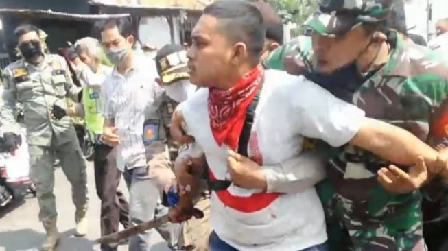 Penghuni Kontrakan dan Warga Bentrok, Polisi Tangkap Pemuda Bawa Sajam