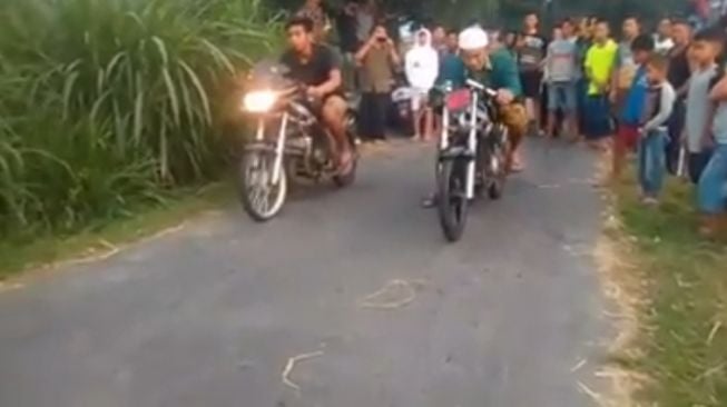 Viral Kakek-Kakek Ikut Drag Motor, Skillnya Bikin Minder