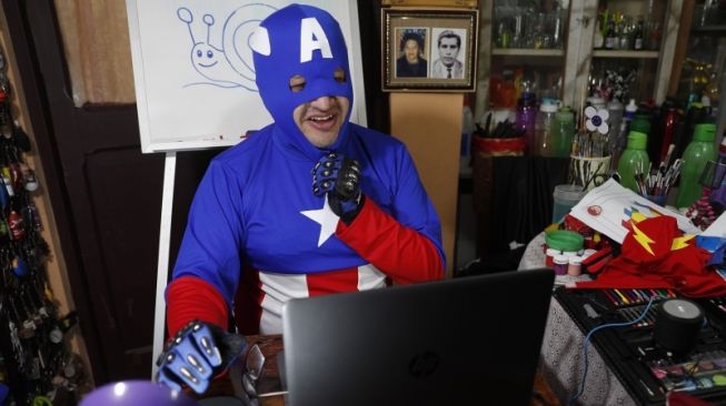 Seorang guru asal Bolivia, Jorge Manolo Villarroel, berpakaian ala superhero agar kelas online di tengah pandemi Corona berjalan menyenangkan. (AP).