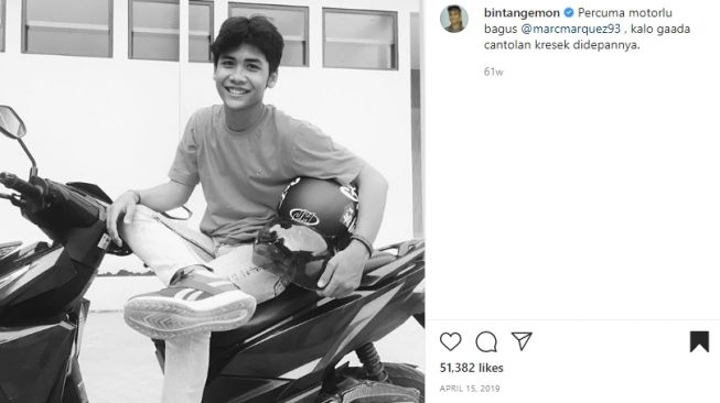 Bintang Emon saat berpose di atas Honda Vario. (Instagram/@bintangemon)