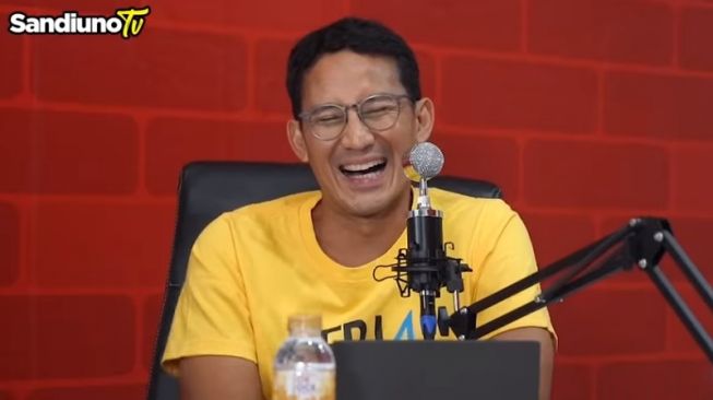 Sandiaga Uno terbahak di hadapan Helmy Yahya. (YouTube/Sandiaga TV)