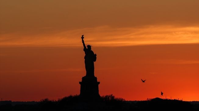 Pemandangan matahari terbenam dan Patung Liberty dari sisi Brooklyn di New York, Amerika Serikat pada 16 Juni 2020.  [Foto/Anadolu Agency]