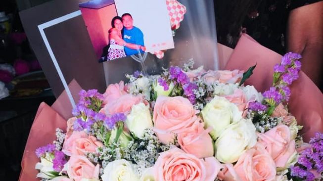 Seorang wanita Filipina mendapat kejutan di hari ulang tahun ke-25 pernikahannya dari suami yang telah meninggal. (Facebook/Alyssa Mendoza)