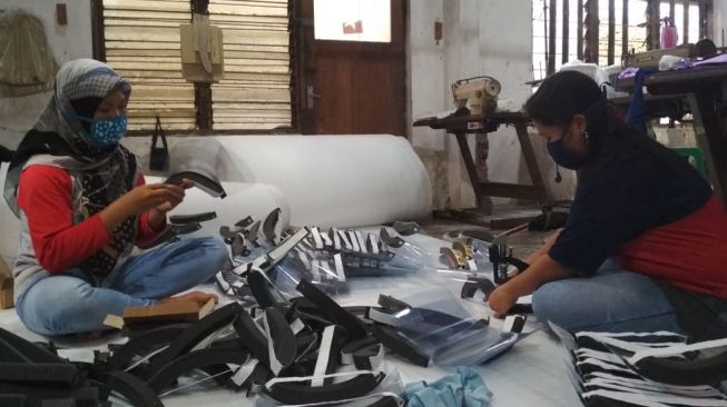 Usaha Tas Nyaris Bangkrut, Sareh Beralih Produksi Face Shield Sejak Pandemi