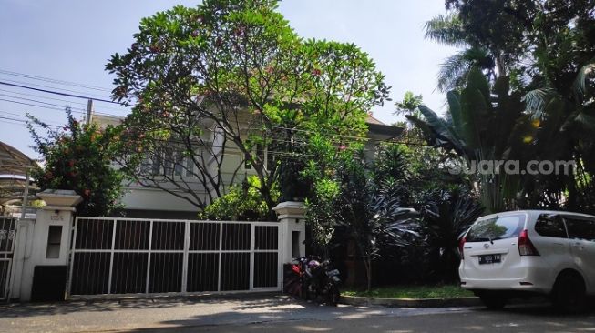 Rumah mewah yang sempat ditempati buronan FBI Russ Medlin di kawasan Kebayoran Baru, Jaksel (Suara.com/Bagaskara).