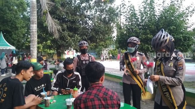 Unik, Polres Kulon Progo Beri Penghargaan Warga Patuh Protokol Kesehatan