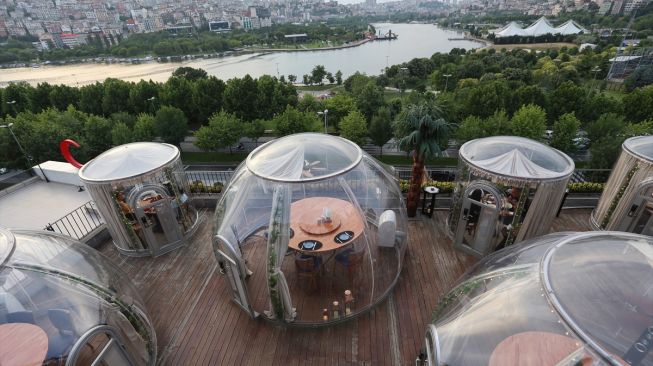 Suasana area makan terisolasi sebagai upaya pencegahan terhadap pandemi virus Corona (Covid-19), di Istanbul, Turki pada 16 Juni 2020.  [Foto/Anadolu Agency]