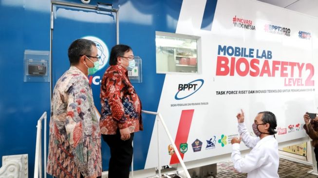 Kemenristek/BRIN meresmikan penggunaan fasilitas kesehatan pendukung uji Covid-19 dalam bentuk Mobile Lab BSL-2 untuk Rumah Sakit Mohammad Ridwan Meuraksa (RS MRM) di Jakarta Timur, Selasa (16/6/2020). [Kemenristek]