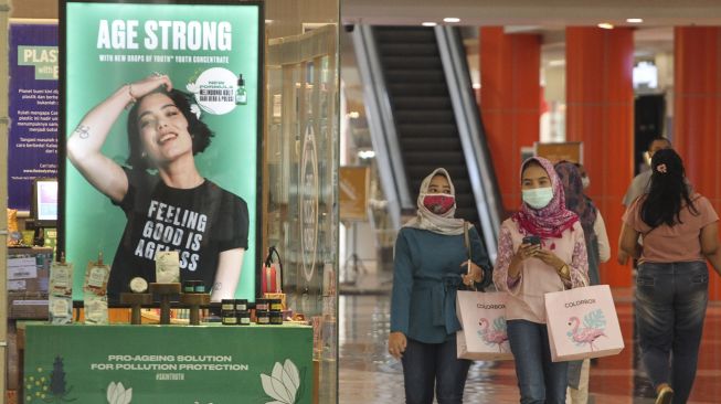 Pengunjung berjalan di kawasan Mal Margocity pada hari pertama pembukaan kembali pusat perbelanjaan di Depok, Jawa Barat, Rabu (17/6/2020).  [ANTARA FOTO/Asprilla Dwi Adha]