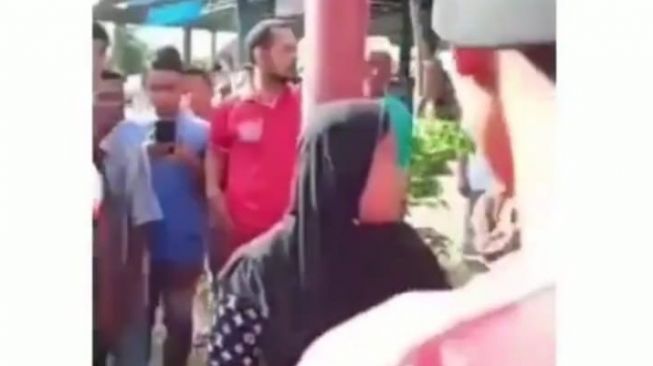 Video Diduga Pencuri Tertangkap, Jilbab Dicopot, Rambut Dicukur Pakai Pisau