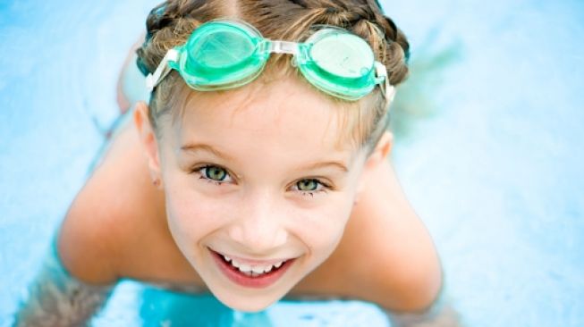 Ilustrasi anak berenang, anak tenggelam. (Shutterstock)