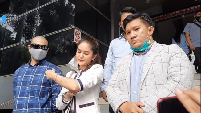 Dianiaya, Bintang FTV Hana Hanifah Polisikan Selebgram ...