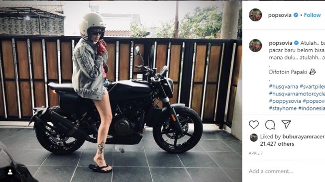 Poppy Sovia dengan moge Husqvarna Svartpilen 701 (Instagram-popsovia)