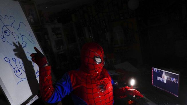 Bikin Kelas Online Menyenangkan, Guru Bolivia Berdandan Ala Superhero