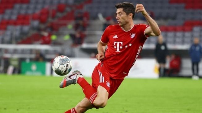 Aksi striker Bayern Munich Robert Lewandowski memainkan bola. Kai PFAFFENBACH / POOL / AFP