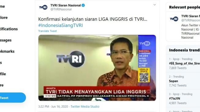 Dirut TVRI Iman Brotoseno dalam tayangan berita saat mengonfirmasi penghentian tayangan Liga Inggris. [Akun Twitter TVRI/captured]