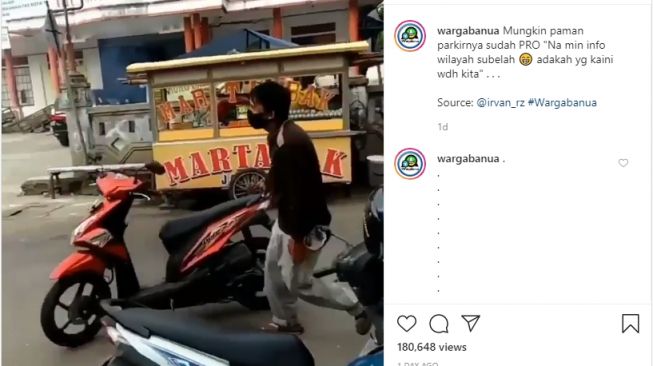 Tukang parkirnya sudah pro nih, modal satu tangan bisa memindahkan motor (Instagram-wargabanua)