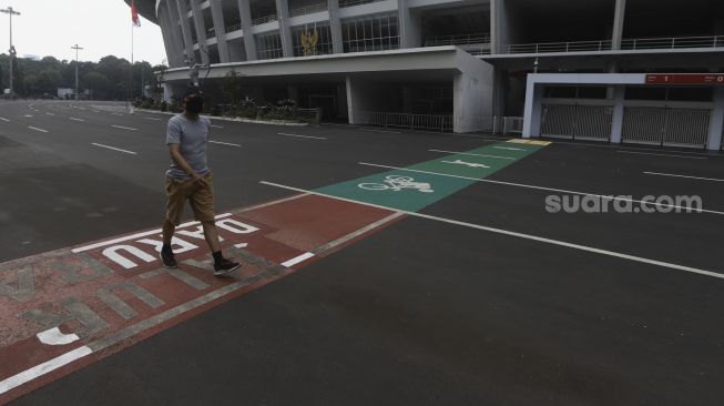 Warga berolahraga di komplek Stadion Utama Gelora Bung Karno, Jakarta, Kamis (18/6). [Suara.com/Angga Budhiyanto]