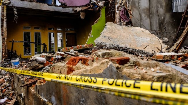 Suasana rumah hancur akibat tertimpa badan pesawat tempur milik Angkatan Udara yang jatuh beberapa hari yang lalu di Kabupaten Kampar, Provinsi Riau, Indonesia pada 18 Juni 2020. [Foto/Anadolu Agency]