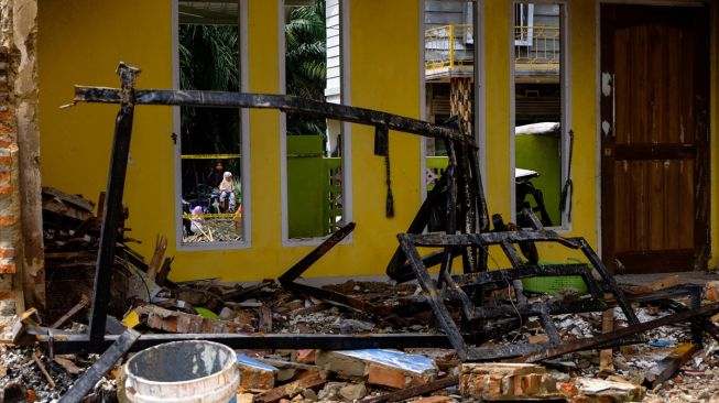 Sebuah rumah hancur akibat tertimpa badan pesawat tempur milik Angkatan Udara yang jatuh beberapa hari yang lalu di Kabupaten Kampar, Provinsi Riau, Indonesia pada 18 Juni 2020. [Foto/Anadolu Agency]