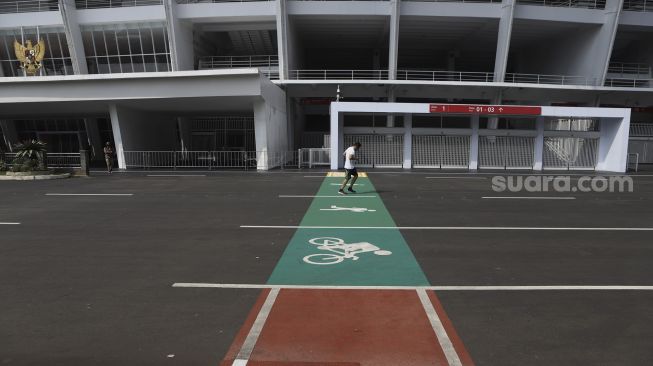 Warga berolahraga di komplek Stadion Utama Gelora Bung Karno, Jakarta, Kamis (18/6). [Suara.com/Angga Budhiyanto]