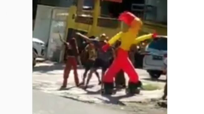 Kagum pada Balon Joget, Sekelompok Bule Ikutan Goyang di Pinggir Jalan